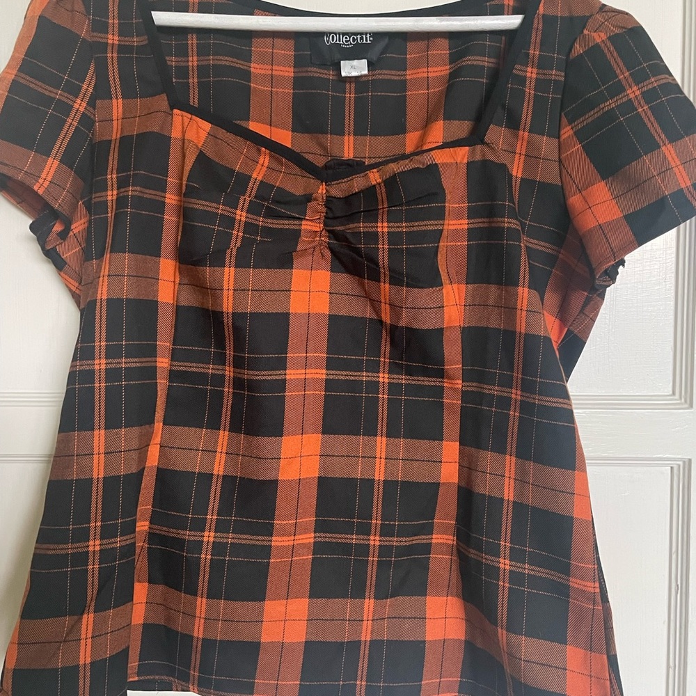 vintage style top with zipper in back!not much stretch, very flattering style:)